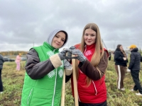 Молодёжь сажает будущее: два дерева — одна забота!