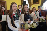 Ключ во взрослую жизнь: в Могилевской ратуше вручили первые паспорта